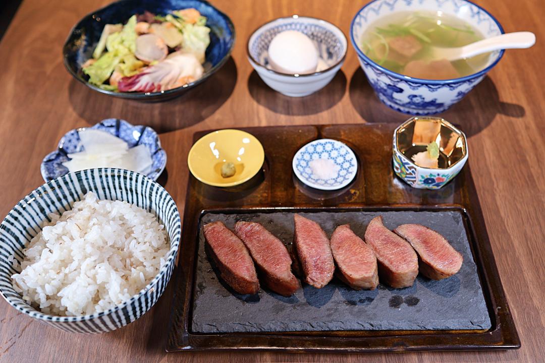 「極品厚切牛舌定食」售價1,199元。（圖／記者郭宣暄攝）