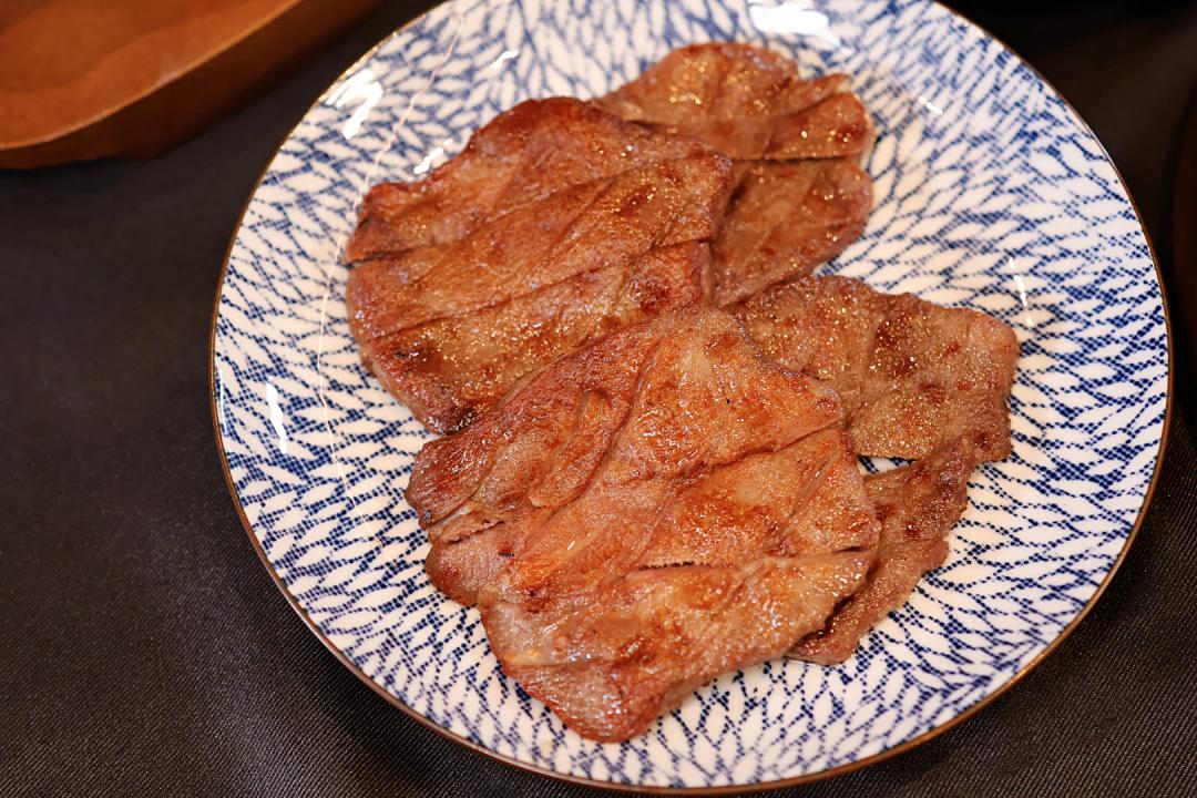 「經典牛舌定食」售價798元，是使用薄切牛舌進行醃漬。（圖／記者郭宣暄攝）