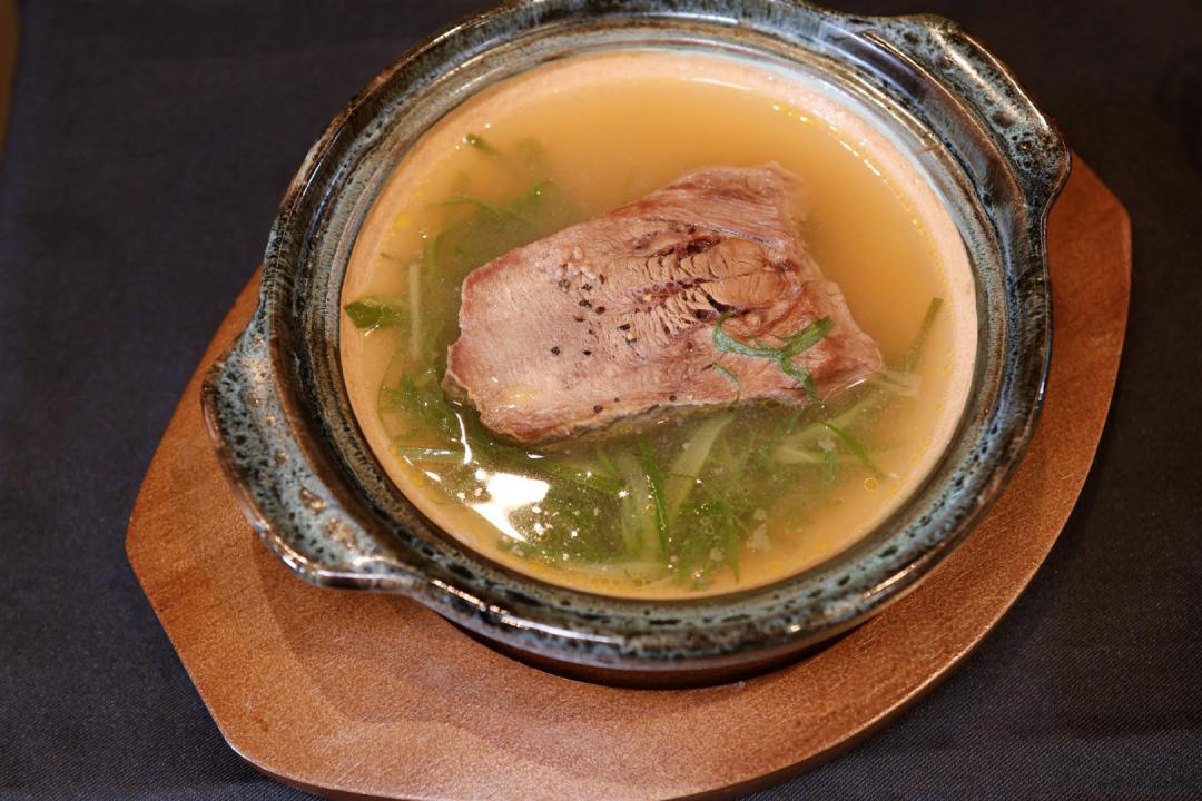 「清燉厚切牛舌」售價488元。（圖／記者郭宣暄攝）