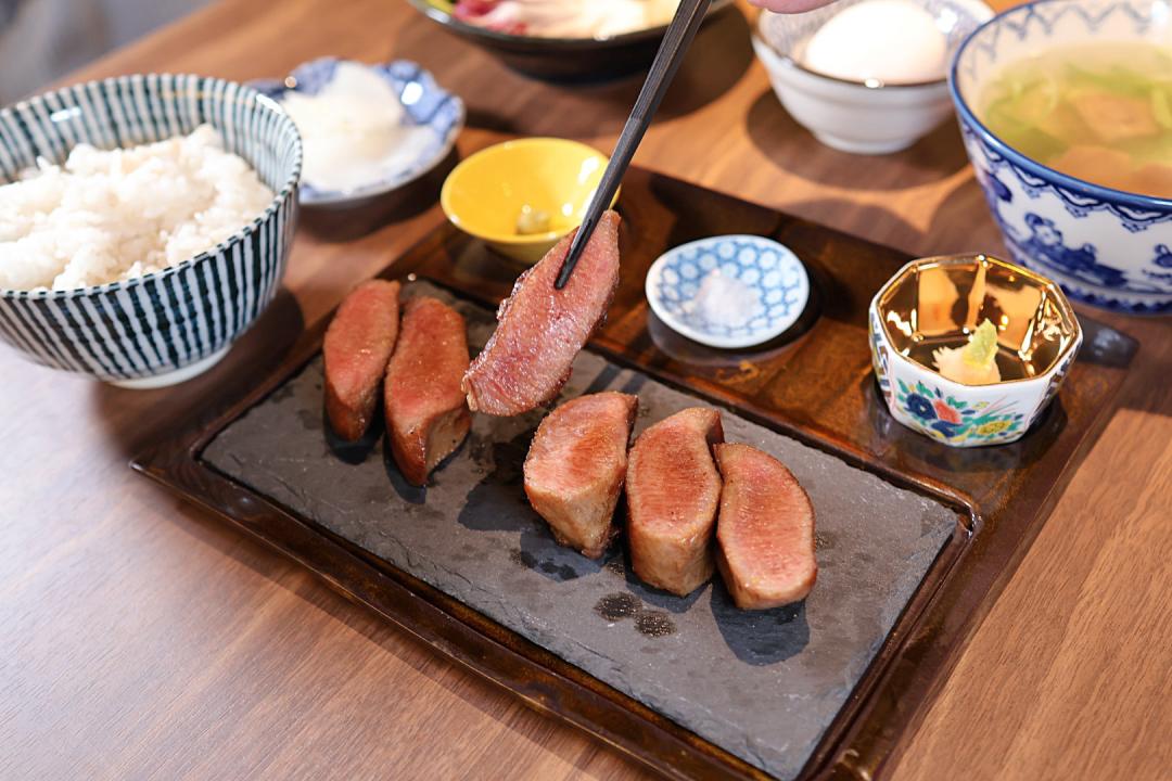 「東山牛舌」選用來自紐西蘭的牛舌，搭配低溫醃漬熟成手法。（圖／記者郭宣暄攝）