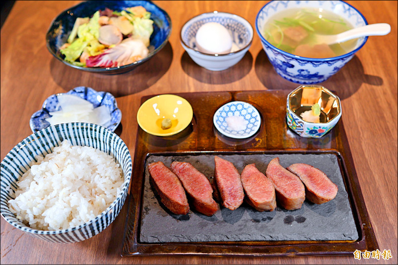 東山牛舌「極品厚切牛舌定食」售價1,199元，厚切比例搭配秘製炭烤手法，口感Q彈多汁。（記者郭宣暄攝）