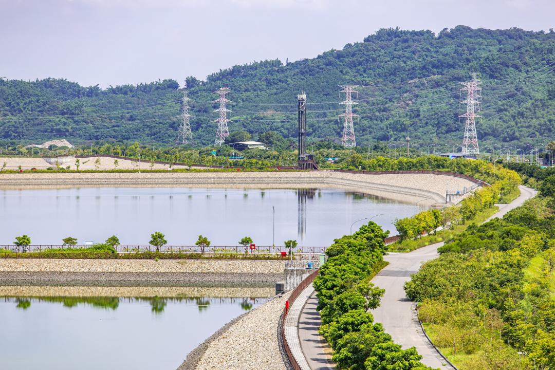 鳥嘴潭人工湖水域面積約110公頃，設有景觀平台、御風塔、觀景涼亭、環湖步道等設施。（圖／翻攝自南投縣政府FB）