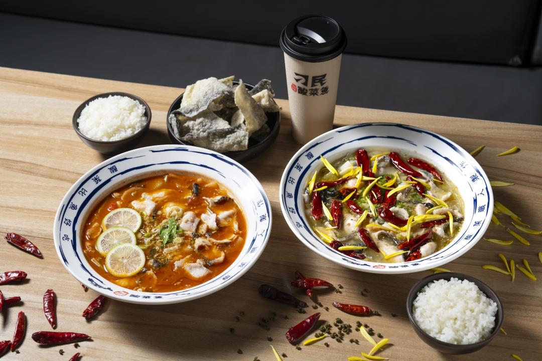 雙人聰明點餐法，主餐各一份、白飯兩碗、奶茶一杯、魚皮一份，加起來不用千元。（圖／品牌提供）