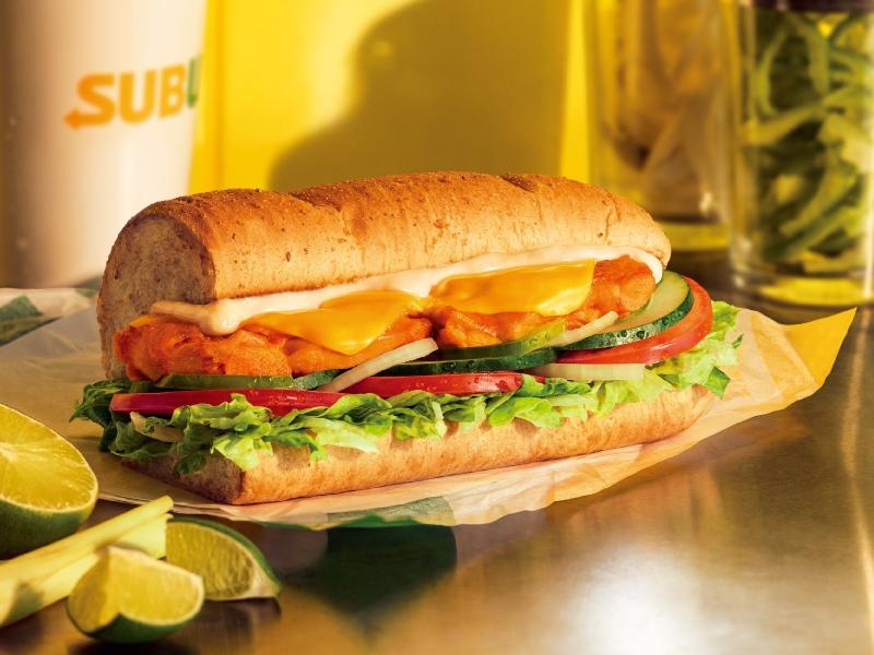 SUBWAY「泰式檸檬雞潛艇堡」6吋150元/12吋270元，金門與澎湖地區則為6吋155元/12吋279元。（圖／品牌提供）