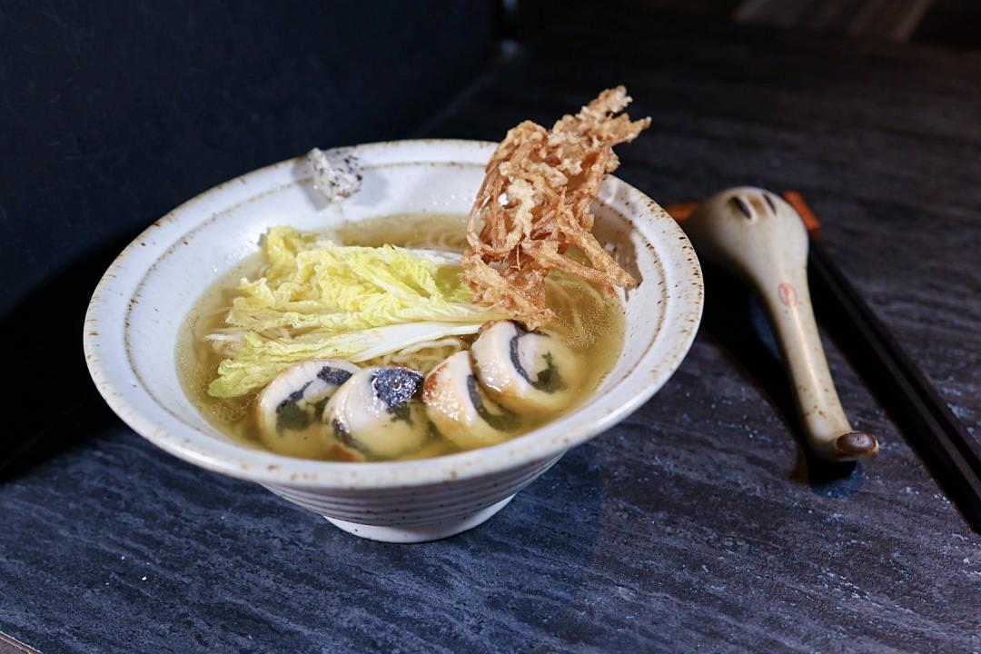 「松露奶油野菇雞肉捲澄清雞湯拉麵」每份320元，湯頭十分鮮美。（圖／記者郭宣暄攝）