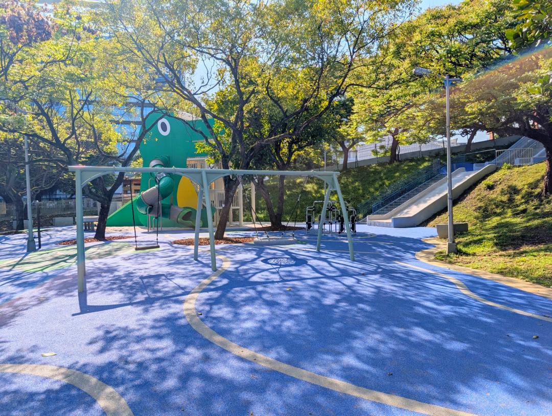 公園內設有溜滑梯、盪鞦韆等多種遊樂設施。（圖／翻攝自台北市政府工務局FB）