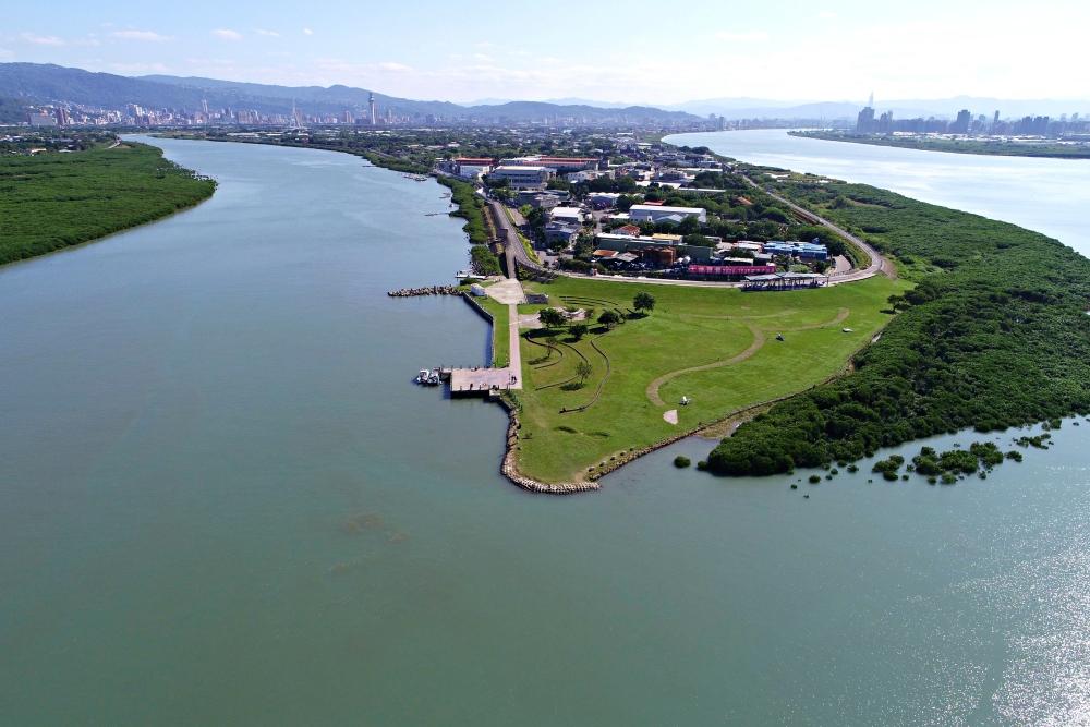 站在島頭公園，可清楚觀察到淡水河與基隆河匯流環抱、關渡紅樹林豐富的濕地生態。（圖／台北市政府提供）