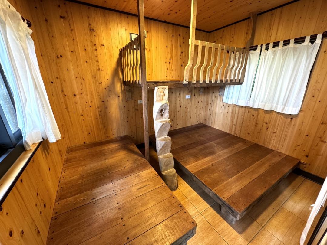 獵人小屋只要帶枕頭、被子和床墊就可入住。（記者蔡宗勳攝）