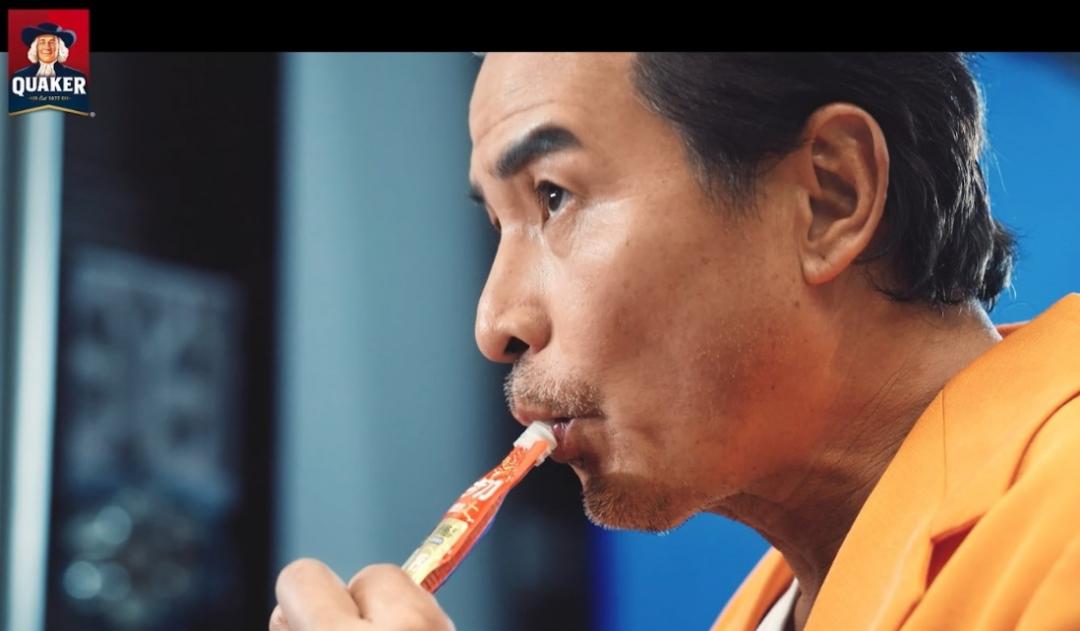 李銘順表示因為工作繁忙，常會利用休息及移動的時間進行保養，而「桂格優步力」的小巧凍狀行動包包裝就很適合。（圖／業者提供）