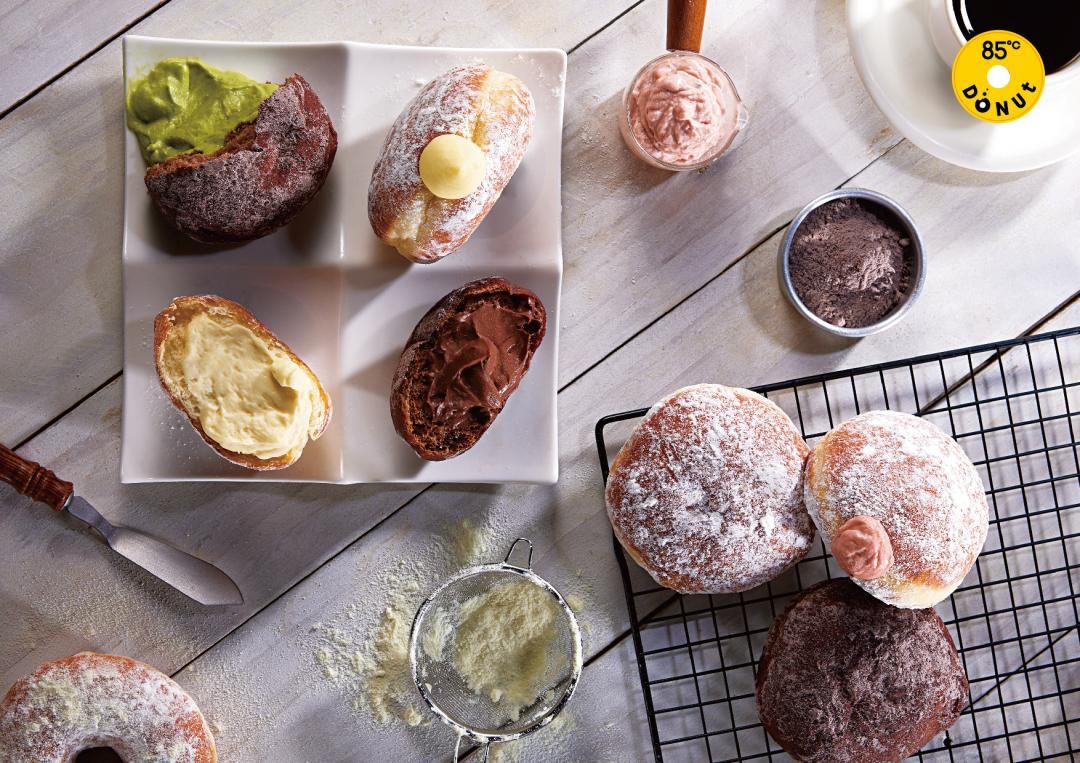 85度C生甜甜圈嚴選日本大廠奧本麵粉特製麵團，主打蓬鬆柔軟口感與內餡濃郁滑順。（圖／品牌提供）