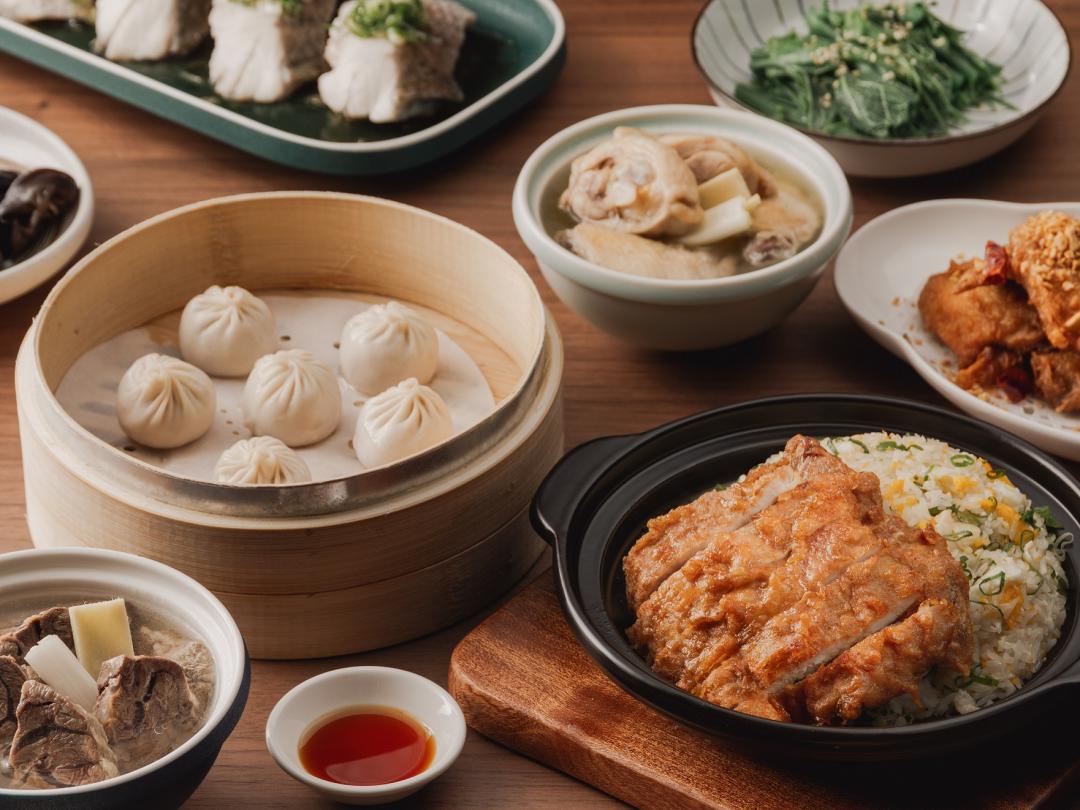 漢來上海湯包以18摺工藝、皮薄餡豐、湯汁飽滿的小籠湯包為招牌，並結合多道川滬名點與精緻小炒。（圖／品牌提供）