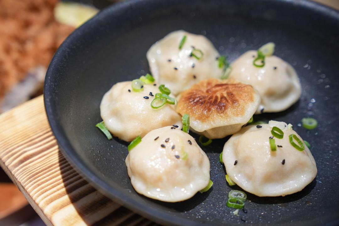 「蝦肉生煎湯包」6顆180元，外皮煎得金黃酥脆，一口咬下會爆汁。（圖／品牌提供）