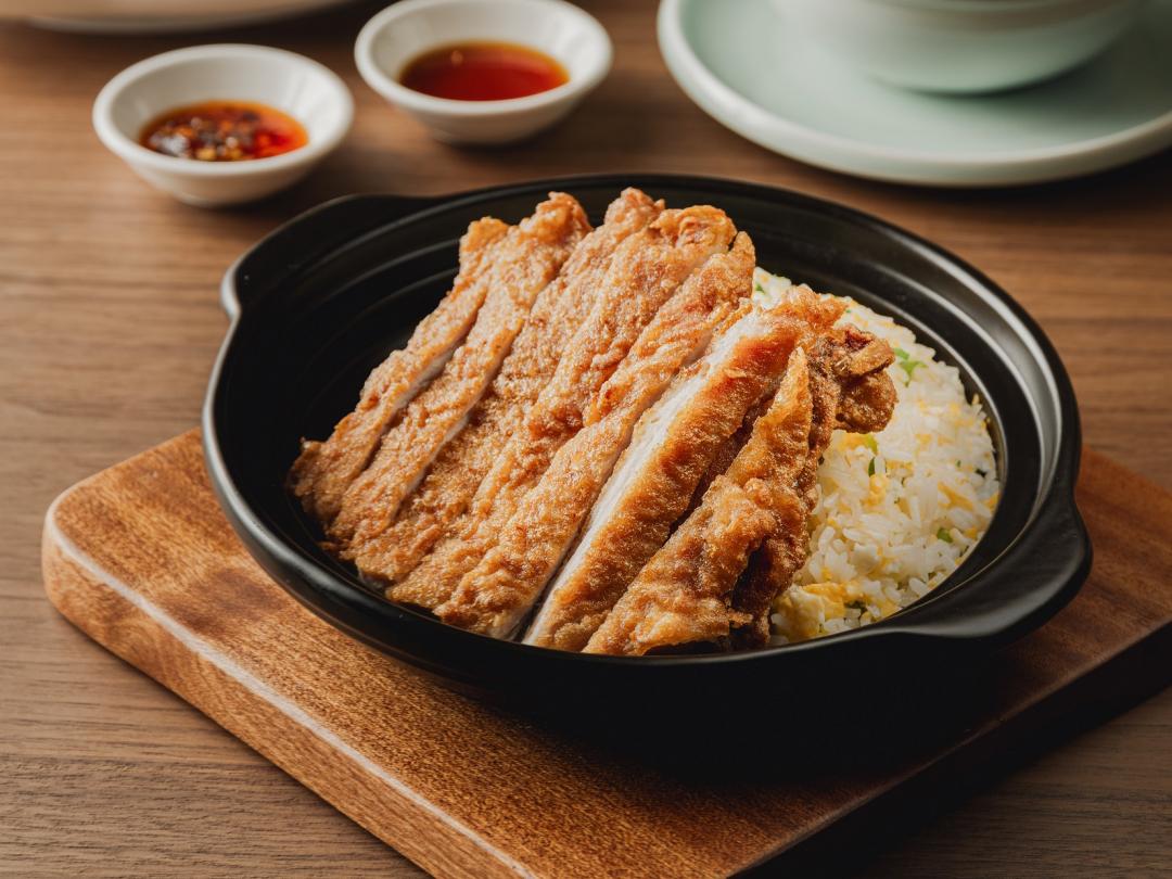 「排骨蛋炒飯」售價360元，選用厚切豬排炸至外酥內嫩，單店每月可賣出超過3,500份炒飯。（圖／品牌提供）