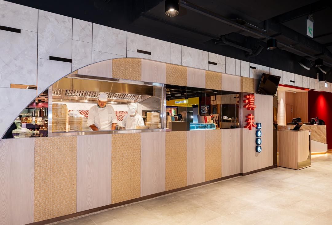 在門口就能欣賞師傅現包小籠包的手藝。（圖／品牌提供）