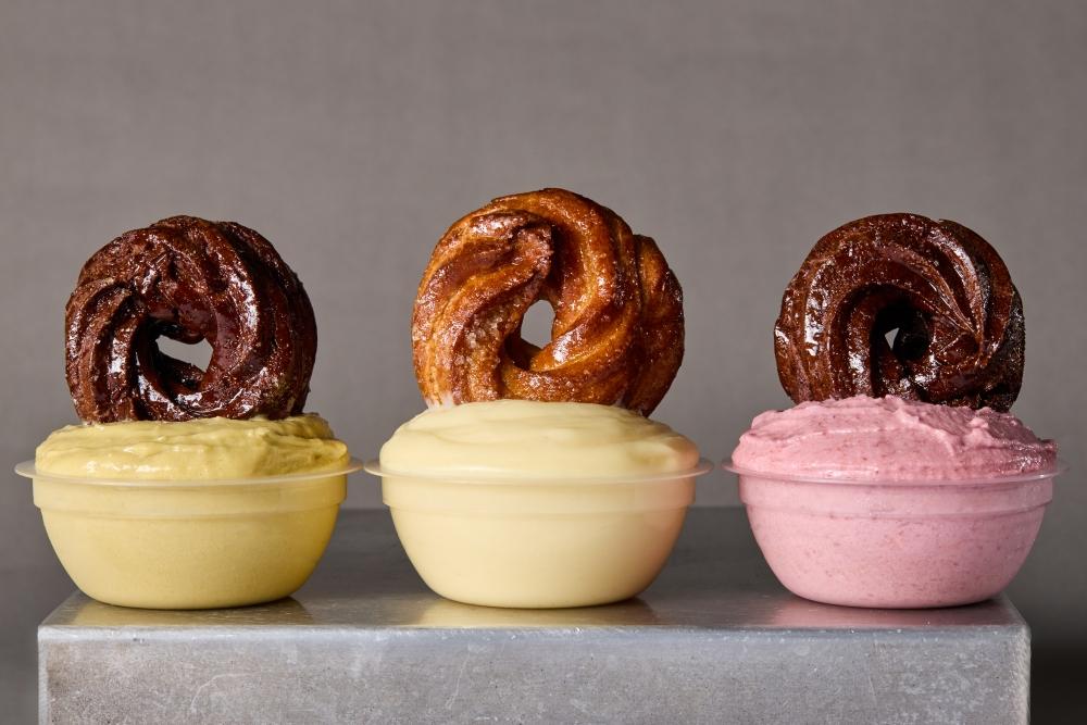 由左而右為西西里開心果、十勝玉米與山形紅櫻桃沾醬。（圖／品牌提供）