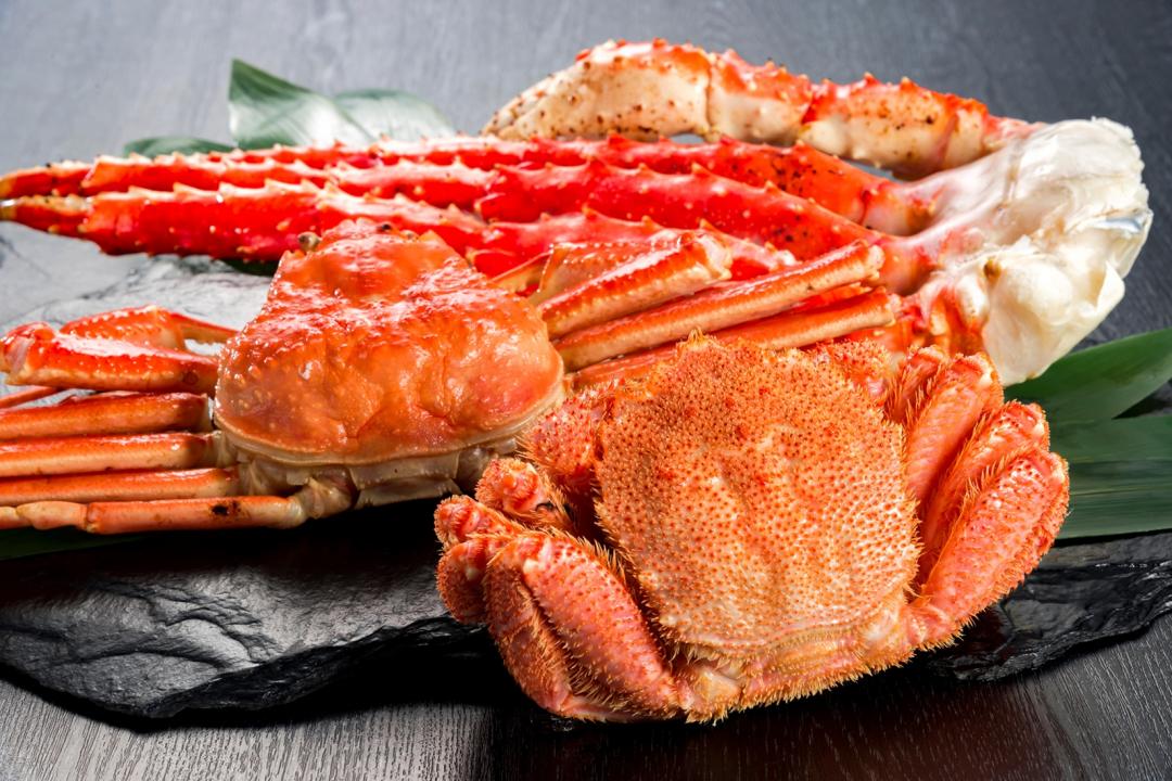 行程規劃螃蟹吃到飽，並入住一晚溫泉飯店，每人免三萬元。（圖／旅天下提供）