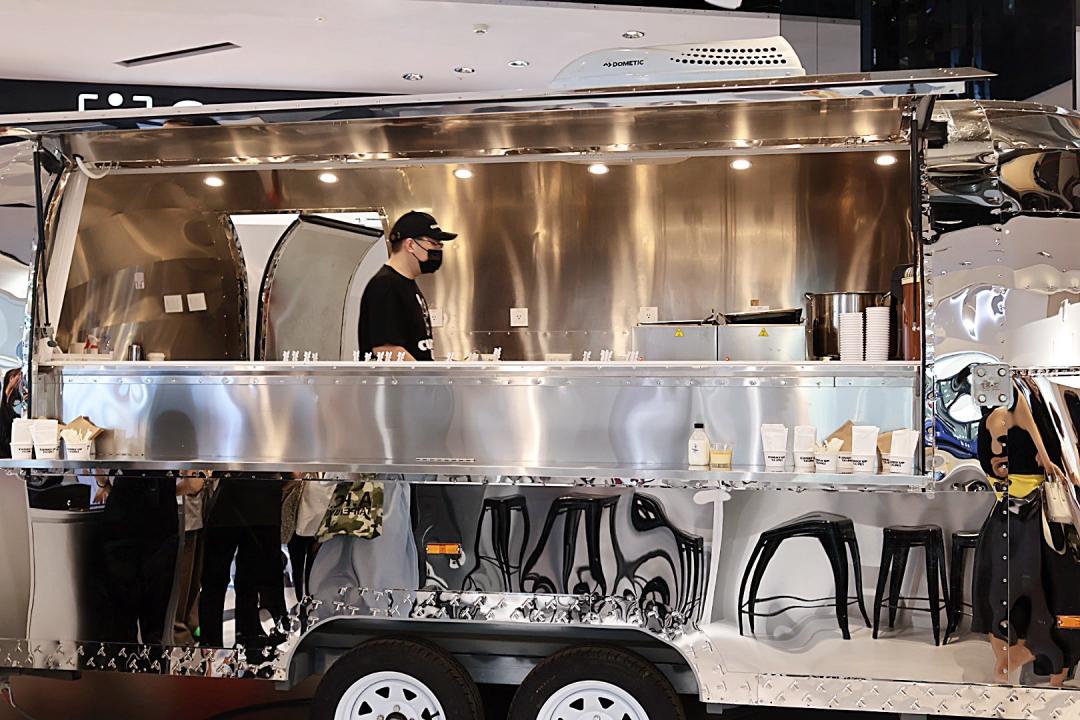 CURRY UP以東京原宿創始店為靈感，打造出充滿潮流感的銀色餐車空間。（圖／記者郭宣暄攝）