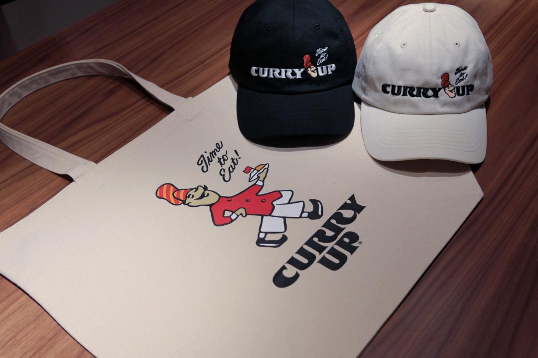 全球獨家 CURRY UP TAIPEI限量托特包，每個1,280元；限量六孔老帽，每個1,580元。（圖／記者郭宣暄攝）