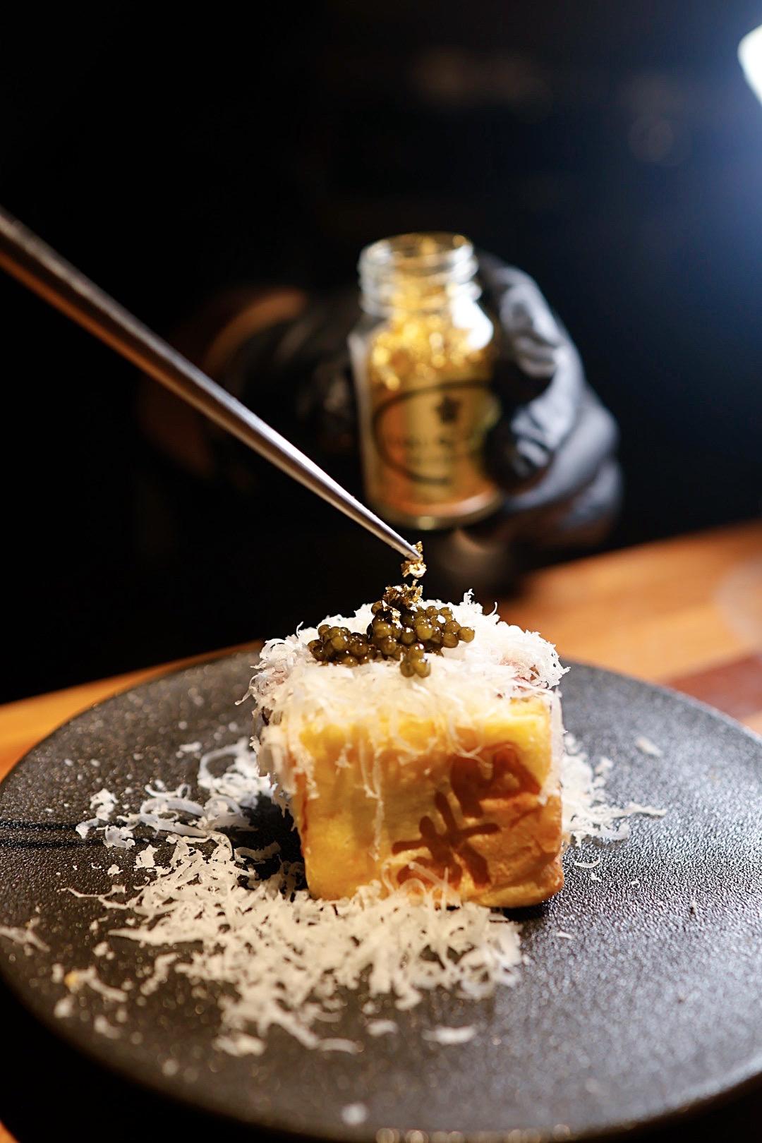 「雞肝和牛三明治」刨製帕瑪森起司，並撒上頂級魚子醬與金箔點綴。（圖／記者郭宣暄攝）