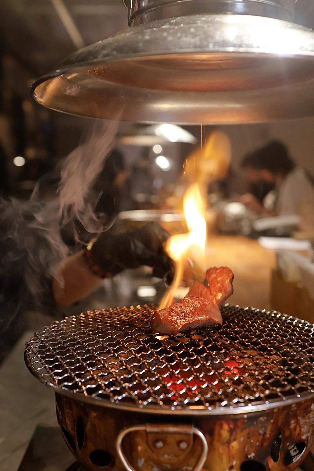 「澳洲全血厚切牛舌」表面焦脆、內裡濕潤彈嫩。（圖／記者郭宣暄攝）