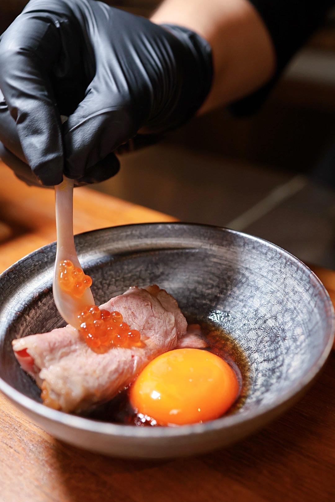 「和牛月見燒」經過燒烤的軟嫩肉片裹上濃郁的蛋黃醬汁與鮭魚卵，增添滑順口感。（圖／記者郭宣暄攝）