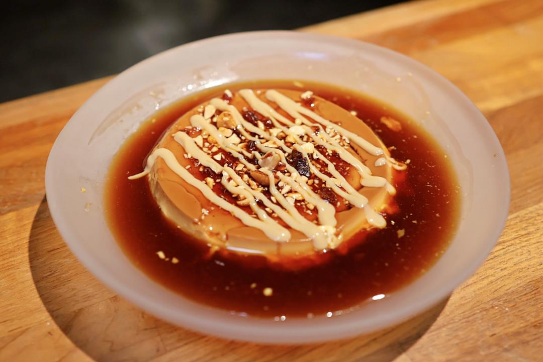 「花生焦糖布丁」口感綿密帶有濃濃焦糖香。（圖／記者郭宣暄攝）