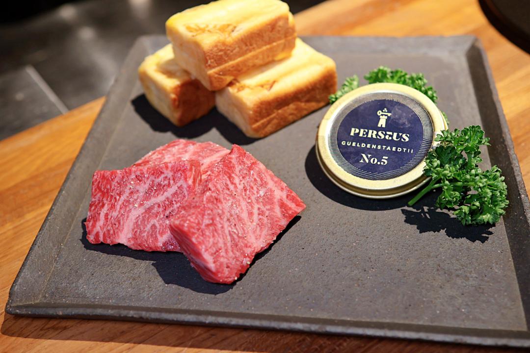 「和牛三明治」將羽下部位搭配教父牛排特製地瓜布里歐麵包。（圖／記者郭宣暄攝）