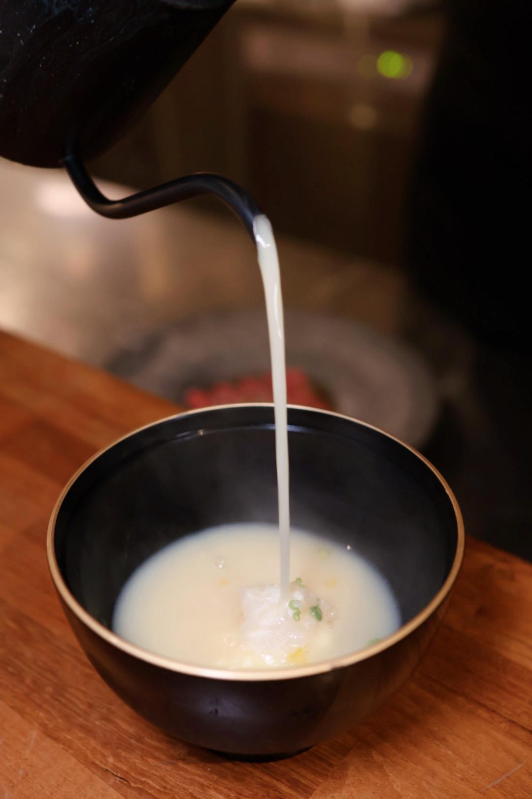 「柚雪味噌湯」以頂級味噌細熬後，散發溫潤醇厚的滋味。（圖／記者郭宣暄攝）