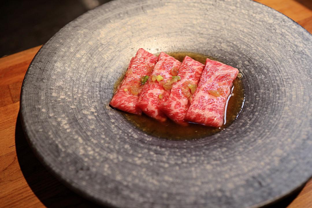 店內嚴選來自日本與澳洲的頂級和牛，以細緻刀工與炭火炙烤工藝，打造出豐富的燒肉體驗。（圖／記者郭宣暄攝）