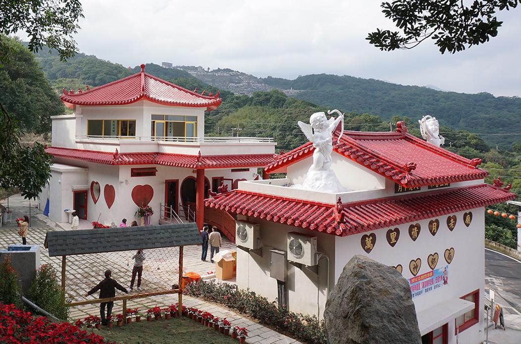 金山財神廟經營團隊繼成功打造北台灣求財聖地後，之後更於財神廟旁新建「萬里情月老廟」。（圖／翻攝自萬里情月老廟官網）