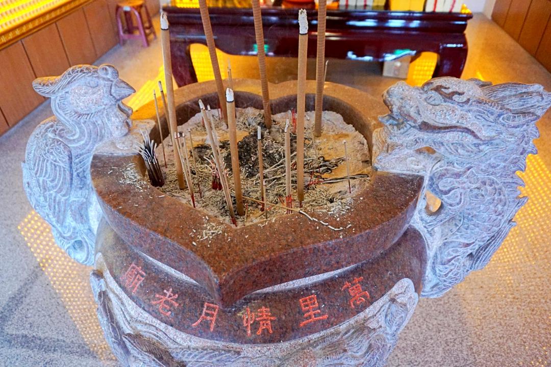 月老正殿主爐也化身成心型香爐。（圖／翻攝自萬里情月老廟官網）