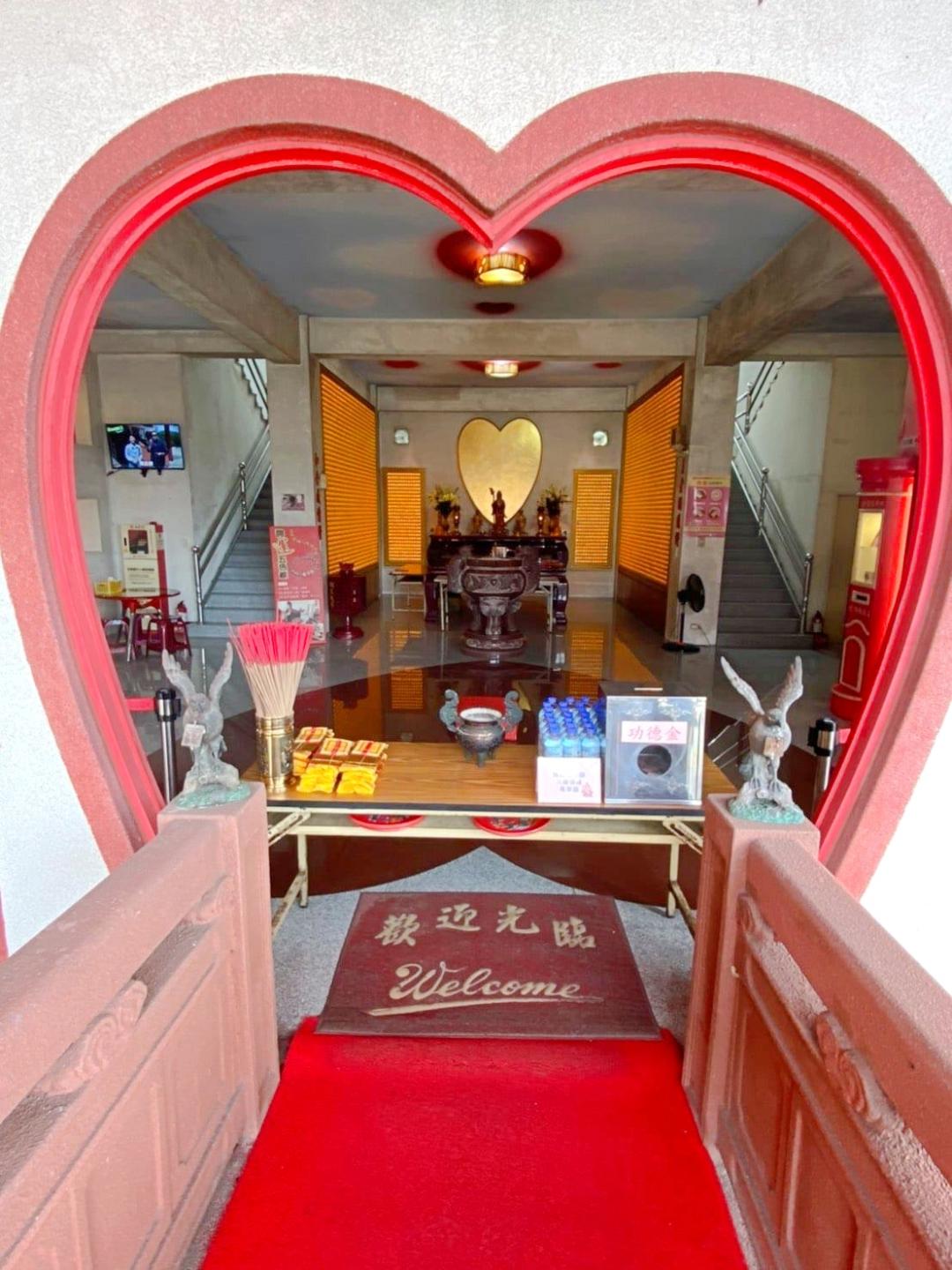 廟的中門設立象徵千里相會的「鵲橋」，吸引許多佳偶特地回到月老廟拍攝婚紗照。（圖／翻攝自萬里情月老廟官網）