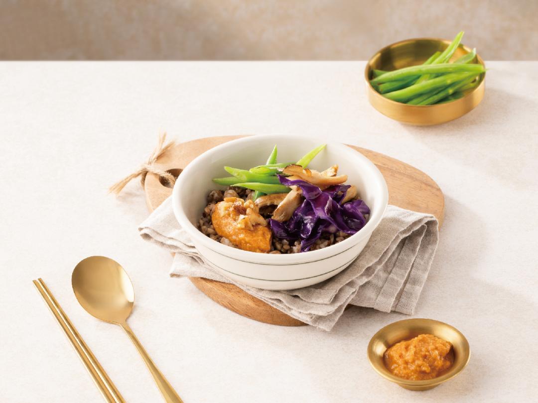 「韓式迷你蔬菜飯」以泡菜與杏鮑菇慢燉，堆疊出酸香與發酵交融層次。（圖／業者提供）