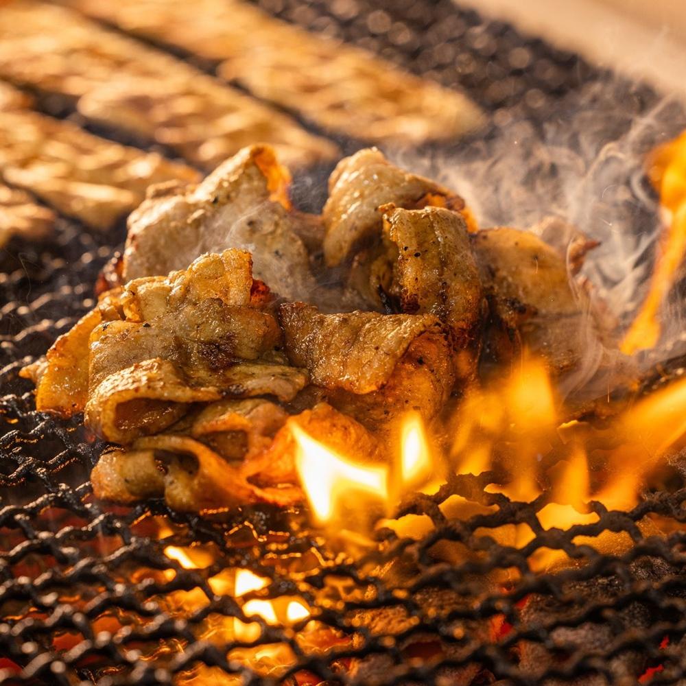 大火與炭香是「山牛將」燒肉好吃的關鍵之一。（圖／品牌提供）