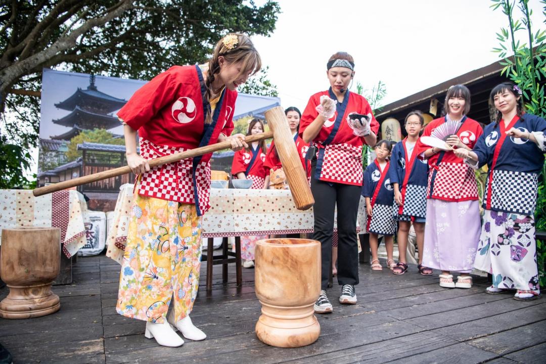 畢業典禮將會帶來搗麻糬體驗。（圖／翻攝自祈願の千野村FB）