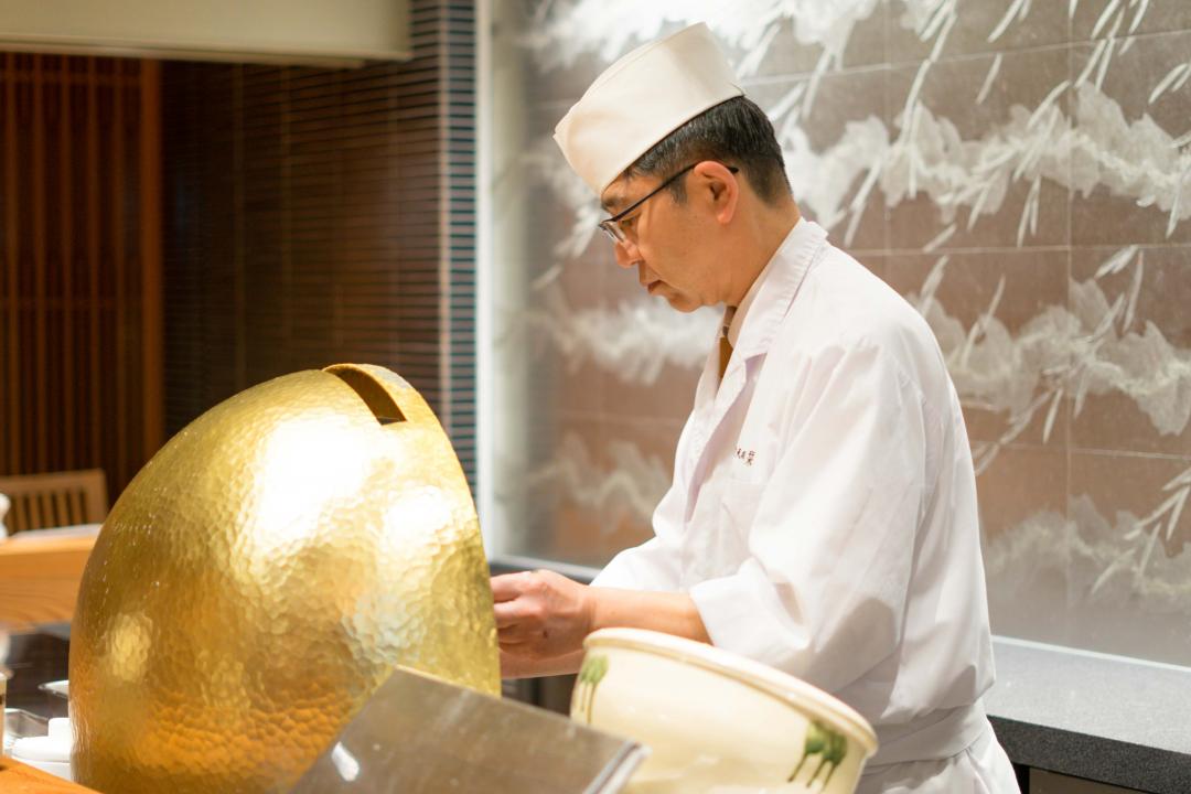 「銀座天國」以傳承百年的特製醬汁、專屬吧台座席為特色。（圖／品牌提供）