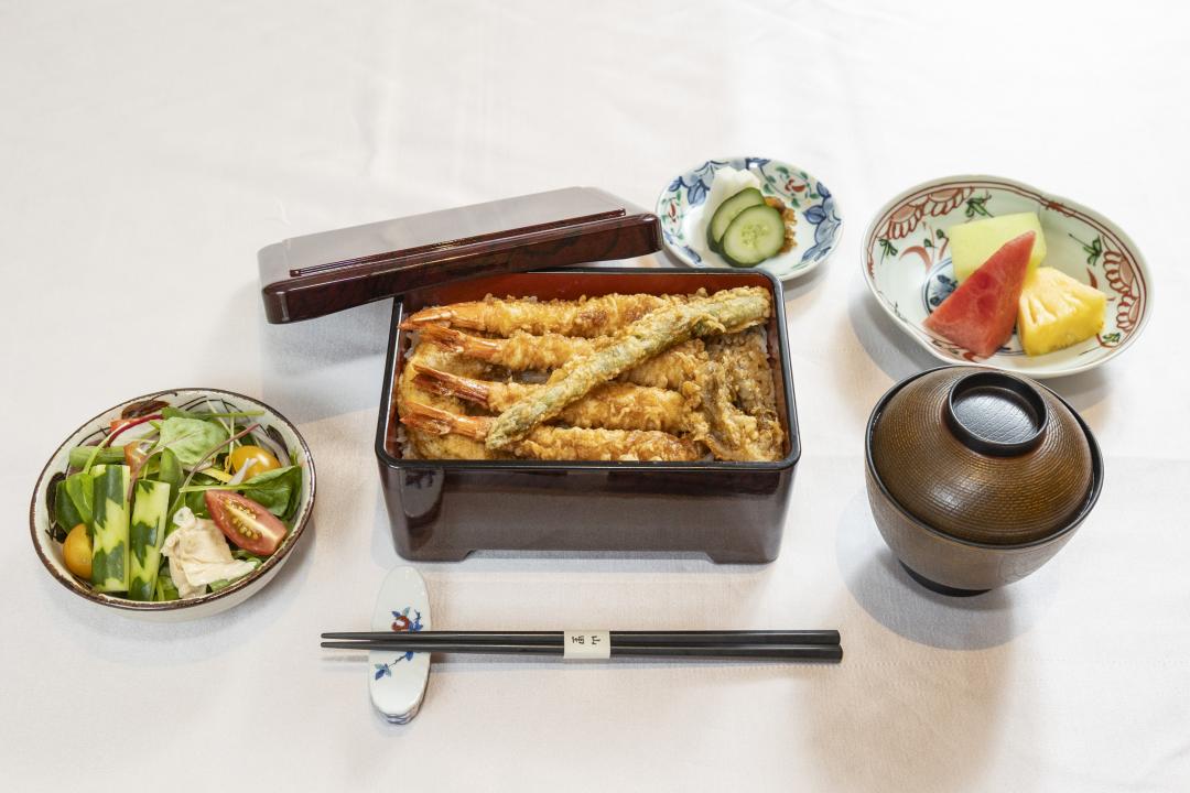 台灣限定的「天重套餐」每位2,200元，搭配四隻蝦子與蘆筍。（圖／品牌提供）