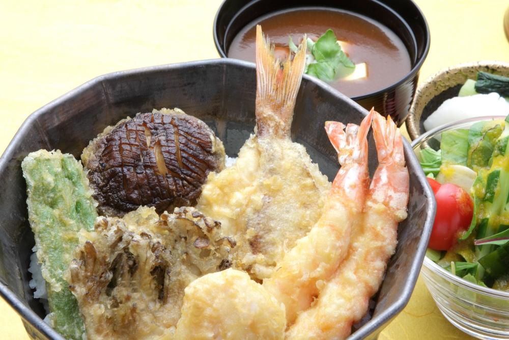 銀座天國料理人將於吧台現炸，結合台灣食材與日本手藝，演譯「一口入魂」的感動。（圖／品牌提供）