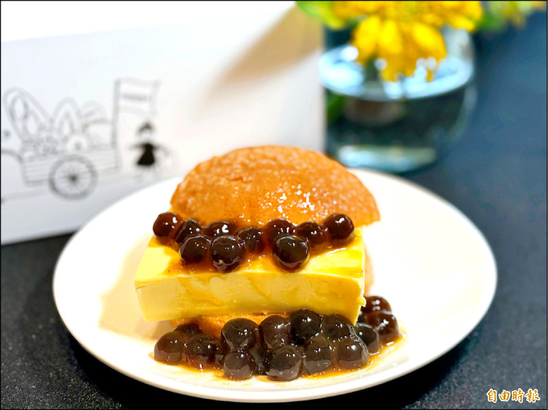 淋上大量黑糖珍珠的「芒果珍珠蜜瓜包」，視覺與味覺都格外療癒。（記者郭宣暄攝）