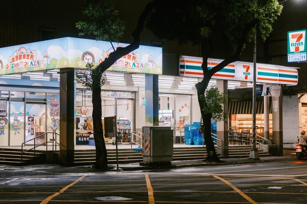 「娃寶歡樂世界 OPEN! PLAZA」緊鄰7-ELEVEN門市，設有通道便利顧客穿梭遊逛。（圖／超商提供）
