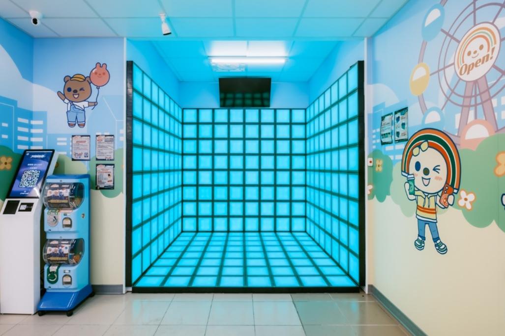店內同時引進現在最夯的音樂格子機等互動型設備。（圖／超商提供）