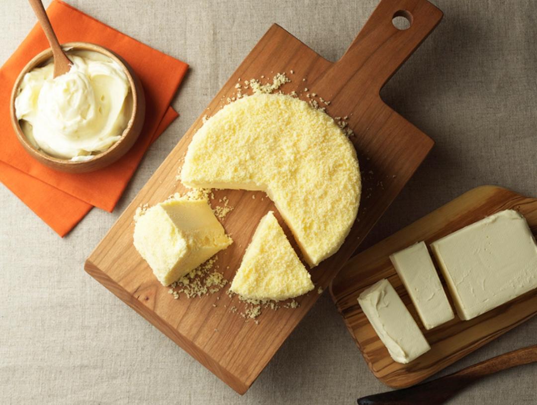 小樽洋菓子舖LeTAO代表作「原味雙層起司蛋糕」一口咬下宛如粉雪般融化開來入口即化，濃郁奶香在口中瞬間爆發無與倫比幸福的「奇蹟口感」。（圖／品牌提供）