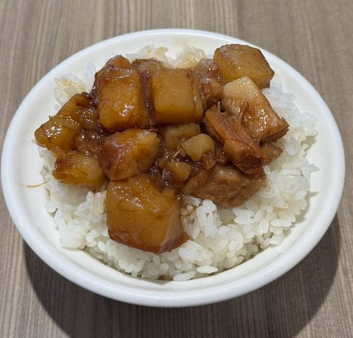新竹「禾日香 (民族路) 」主打鹹香魯肉飯。（圖／翻攝自米其林官網）