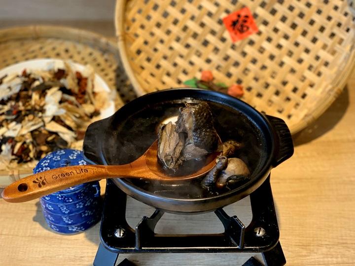 「首烏廚EAT」招牌首烏帝王雞湯。（圖／翻攝自米其林官網）