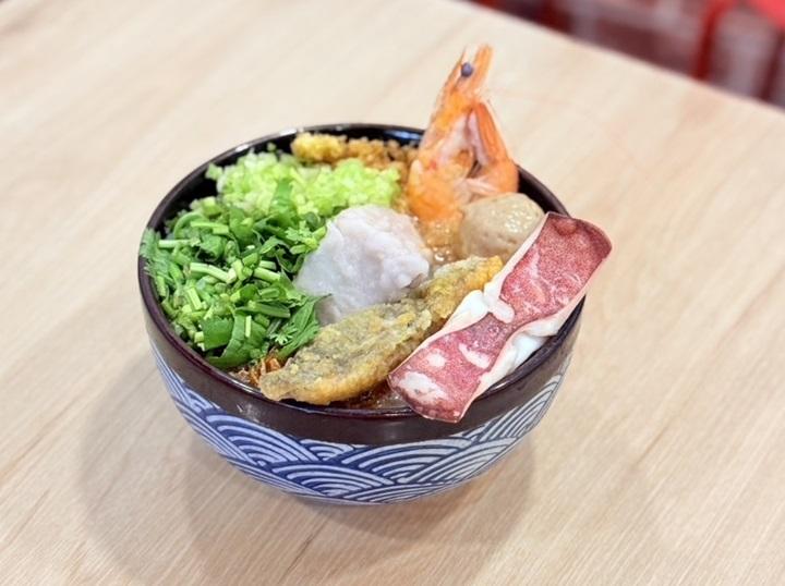 新竹「東門米粉攤」招牌海鮮芋頭米粉湯用料豐富。（圖／翻攝自米其林官網）