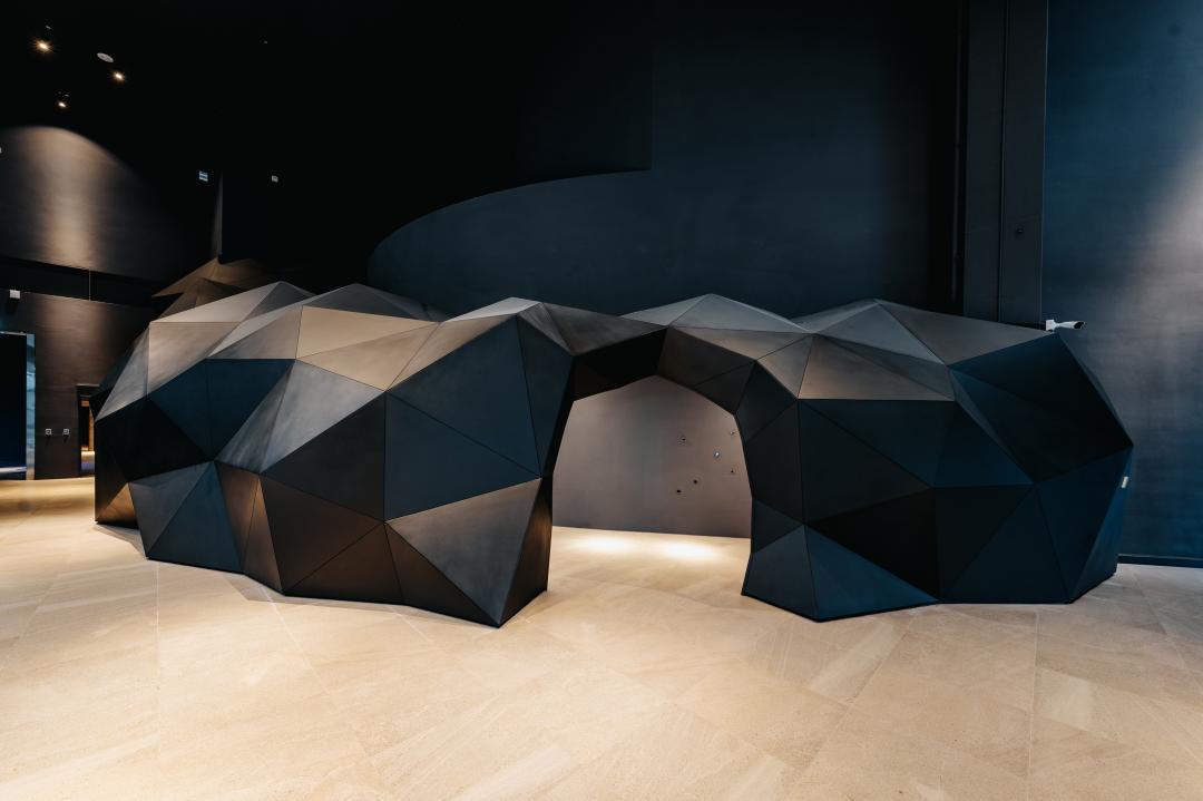 入口穿梭如同岩石裂縫的奇幻隧道，開始化身為魚的奇幻體驗。（圖／台中海洋館提供）