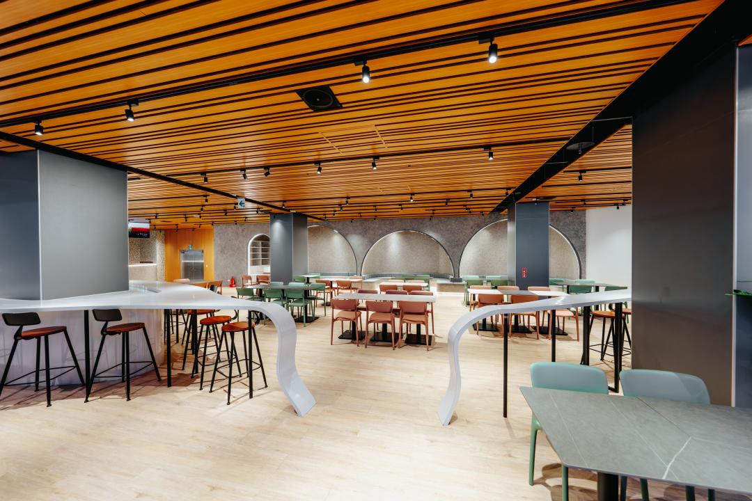 濕地區旁的主題餐廳，可在這觀看夕陽餘暉透入潮汐撒下的光影。（圖／台中海洋館提供）