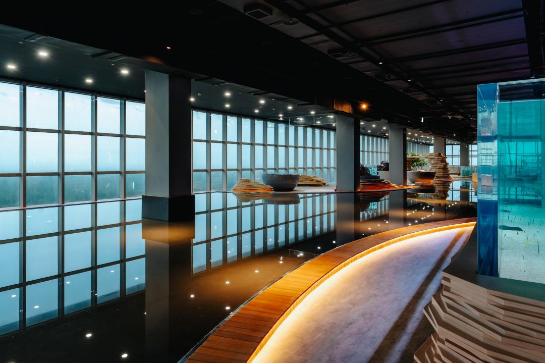 全台首座室內人工溼地，延伸至台中港灣景致。（圖／台中海洋館提供）