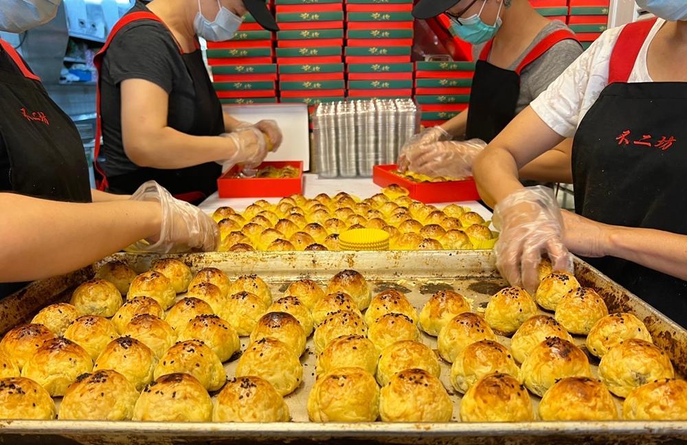 彰化不二坊每年中秋節均引爆「蛋黃酥之亂」人龍排隊潮。（圖／本報資料照，記者湯世名攝）