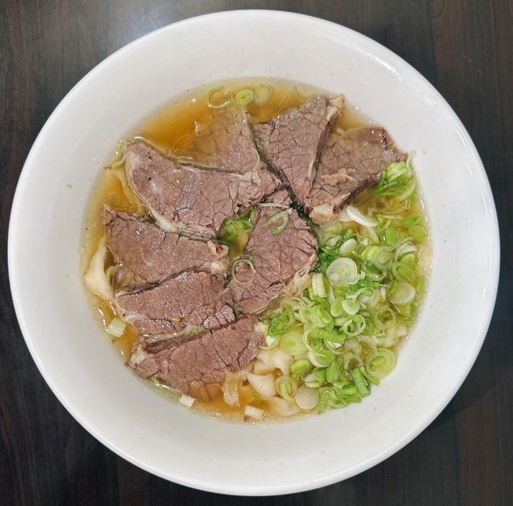 「蔡家牛肉麵」，藏身於住宅區之中，由夫妻共同經營，招牌牛肉麵有清燉及紅燒兩種口味。（圖／翻攝自米其林官網）